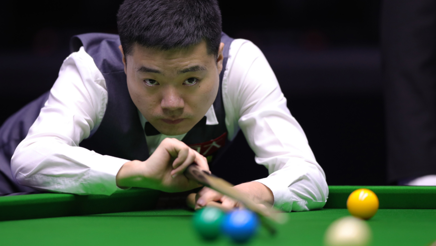 体坛记忆｜嚣张对手吹口哨挑衅！丁俊晖冷面回敬斯诺克，绝境翻盘教做人