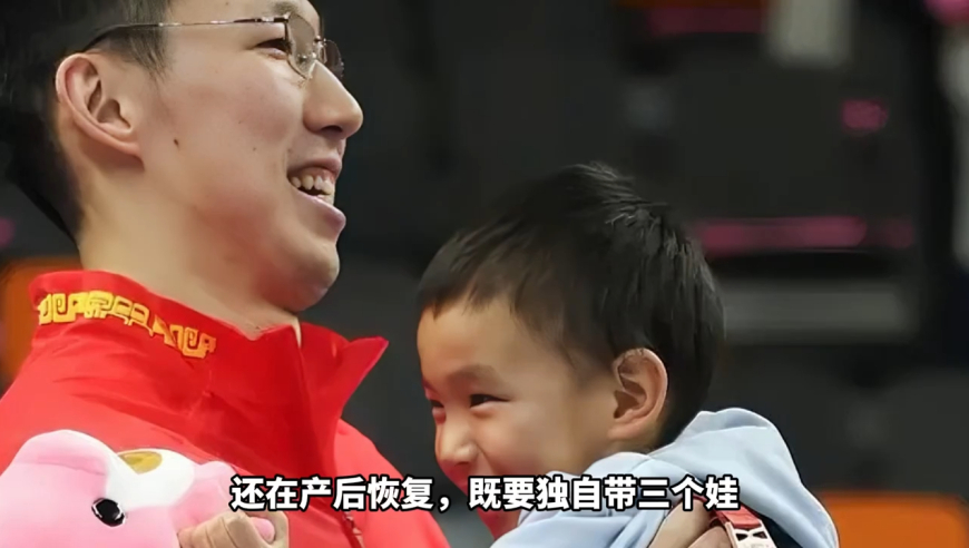 周琦一家近照，大6岁妻子身材好，儿子也爱篮球，29岁身家过亿