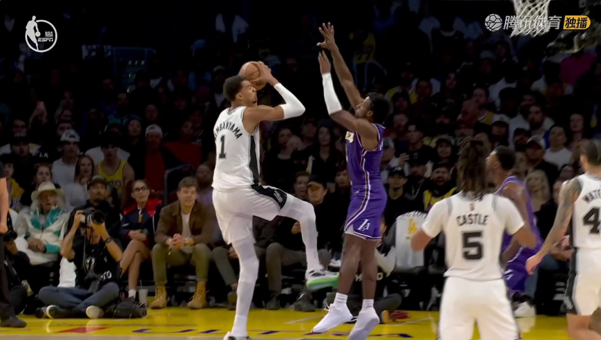 太残暴了！文班持球高高跃起单臂暴力隔扣布朗尼 其他球员都看呆了