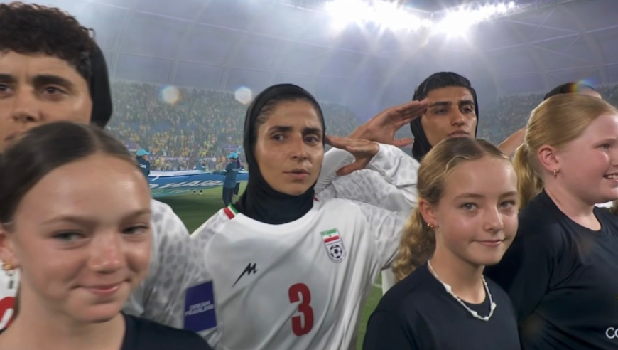 向祖国致敬！首轮拒唱国歌的伊朗女足，次轮集体敬军礼+吟唱国歌