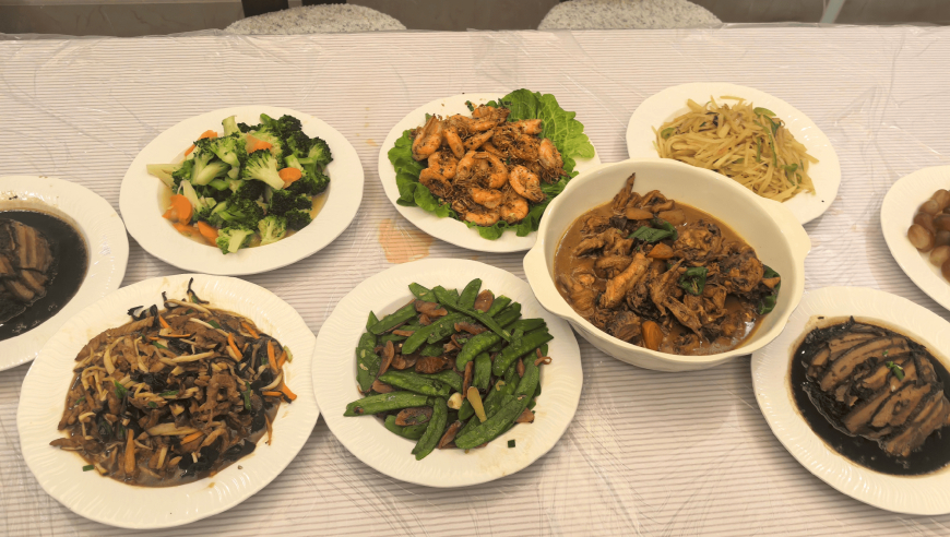 TES中单Creme选手分享美食，并配文：好吃