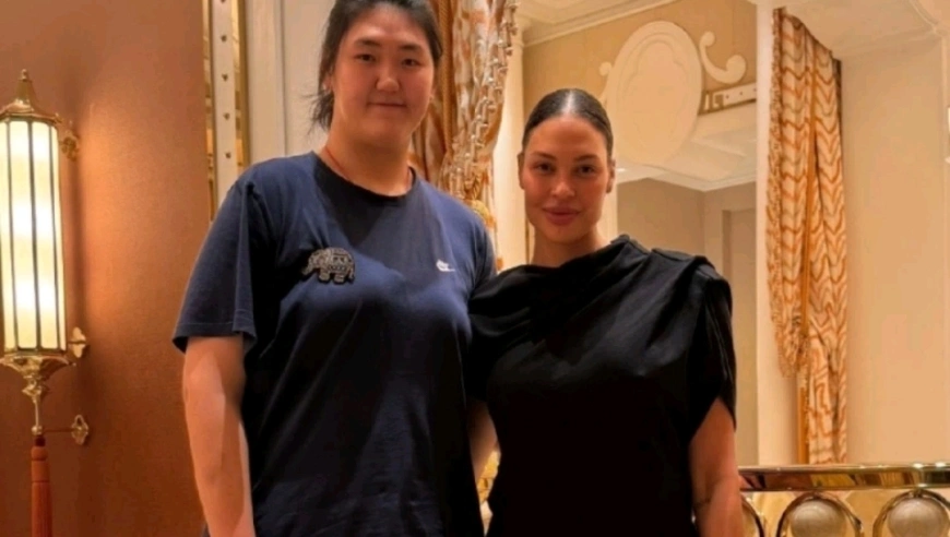 坎贝奇合影张子宇，称其为宝贝妹妹，霸气女魔兽秒变邻家大姐姐