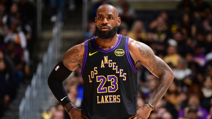 仅用半节就得分上双！詹姆斯突破+三分命中 状态火爆