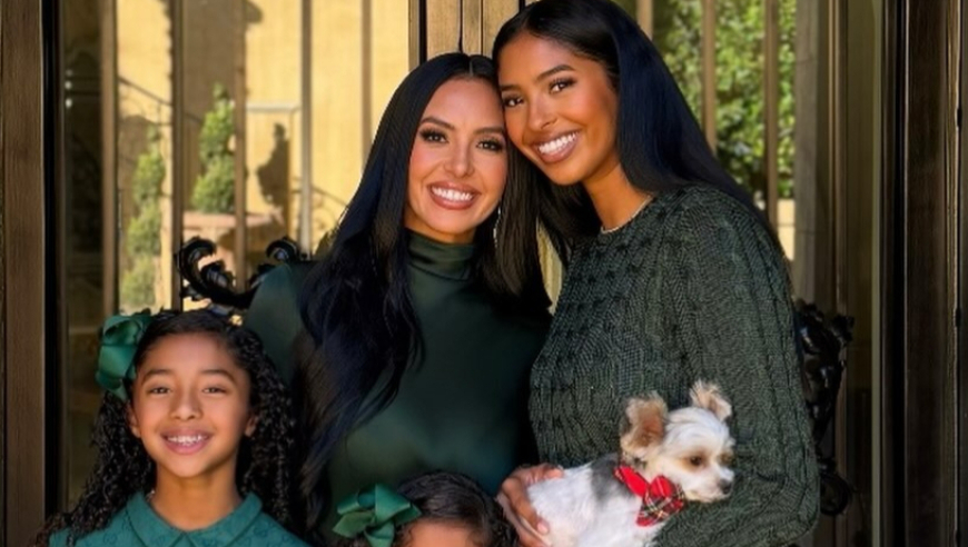 43岁科比遗孀久违晒&ldquo;全家福&rdquo;，摆脱200斤超美却也拒绝再婚，仨女儿像极父亲