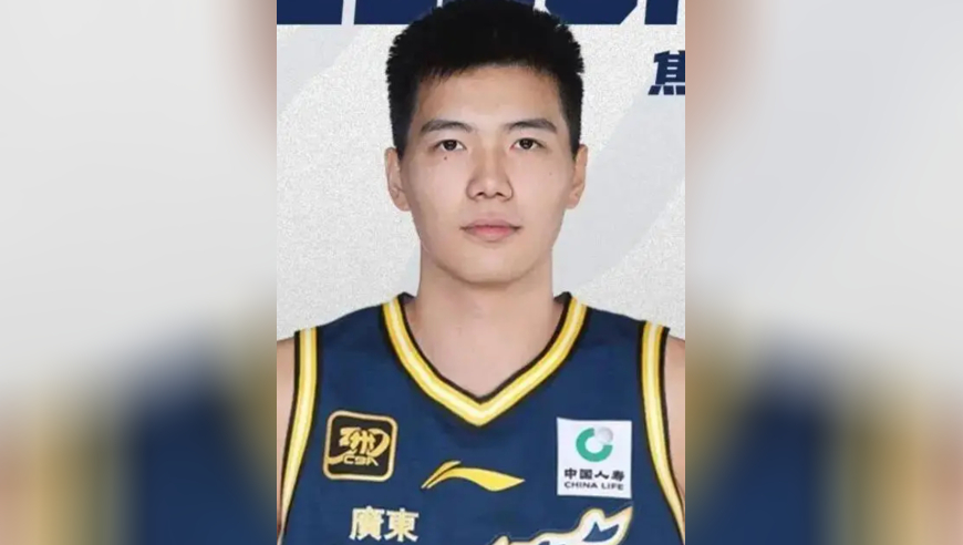 易建联接班人来了！焦泊乔代表广东男篮打热身赛 秀飞身暴扣