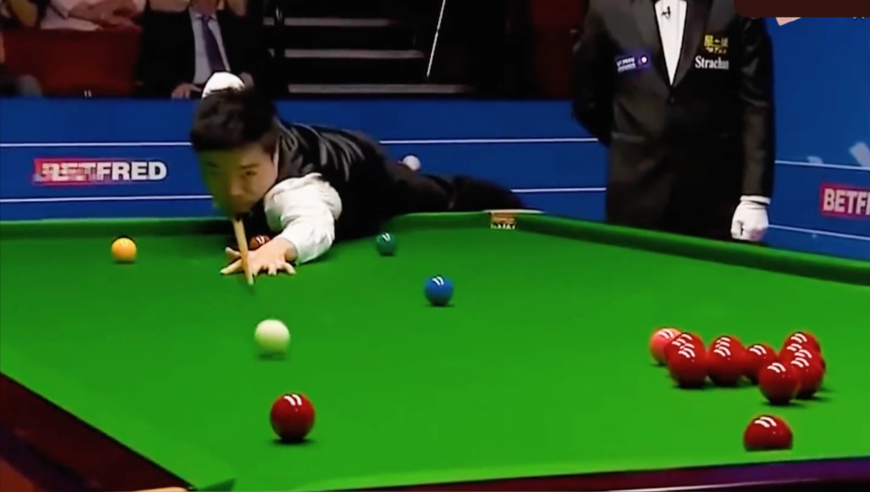 斯诺克最奇葩一杆，丁俊晖惹全场哄堂大笑，裁判也绷不住｜体坛记忆