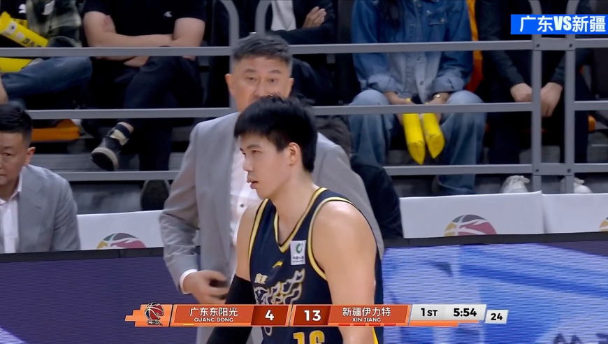 焦泊乔怒锤篮球架发泄不满 杜锋对他和宏远嫡系太双标？|篮不住嘴