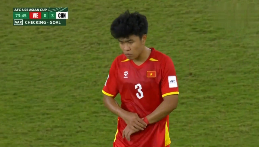 输急眼！慢镜还原越南后卫拳打脚踢拜合拉木染红，U23国足全队怒了