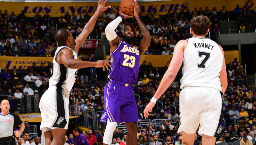 詹姆斯vs马刺19分15篮板8助攻集锦：全能表现+隔扣马刺中锋梦回巅峰