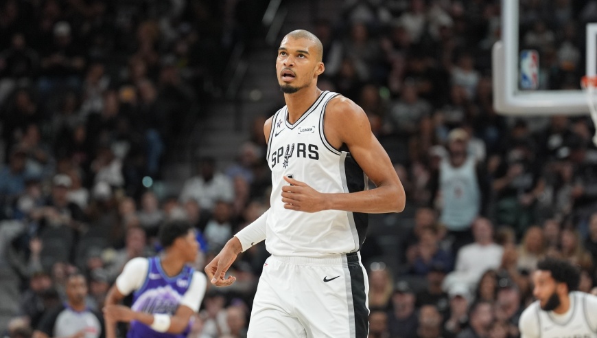 剃光头后暴走，文班轰33+10又破纪录！马刺4大新星齐爆发坐稳第二