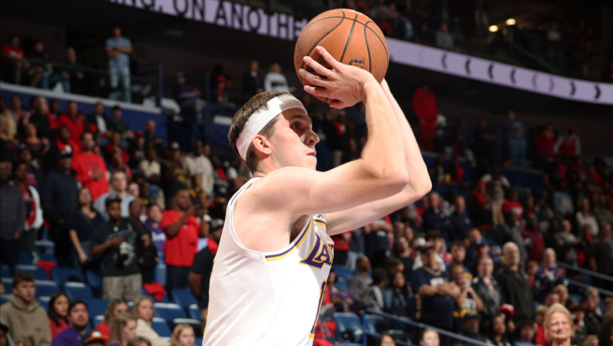 詹皇复出人人受益连送三次助攻 里夫斯拉拉维亚连中三分再次打停爵士