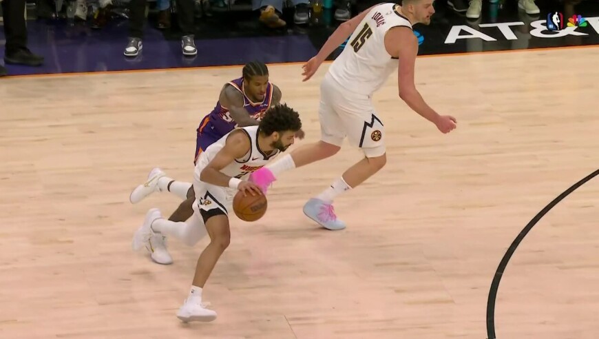 最后时刻才分出胜负 约基奇致命抛投布克三分绝杀未果