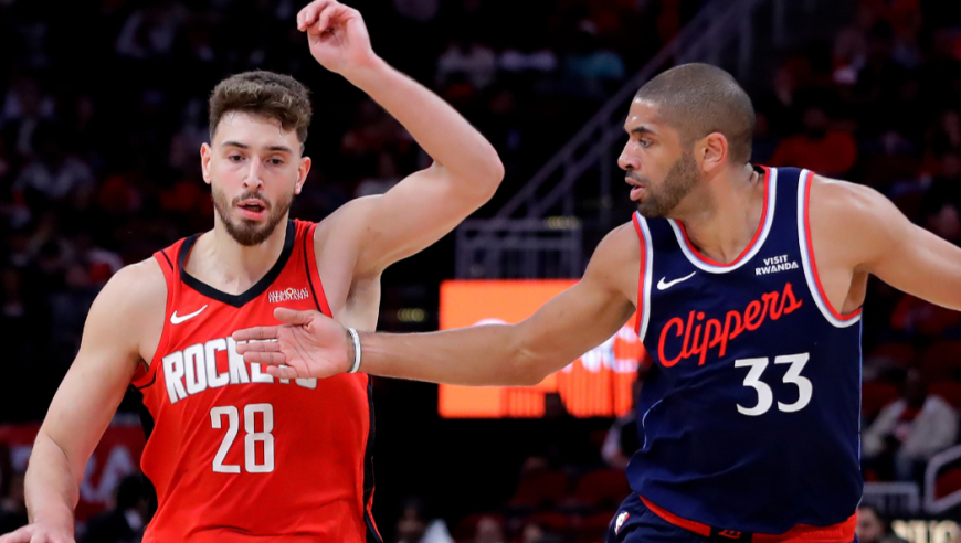 火箭快船神剧情：互送进攻犯规 申京罚球三不沾+巴图姆发底线球踩线