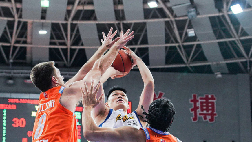 广厦vs上海最后时刻：张镇麟暴扣掀追分潮 布朗致命三分拒绝逆转