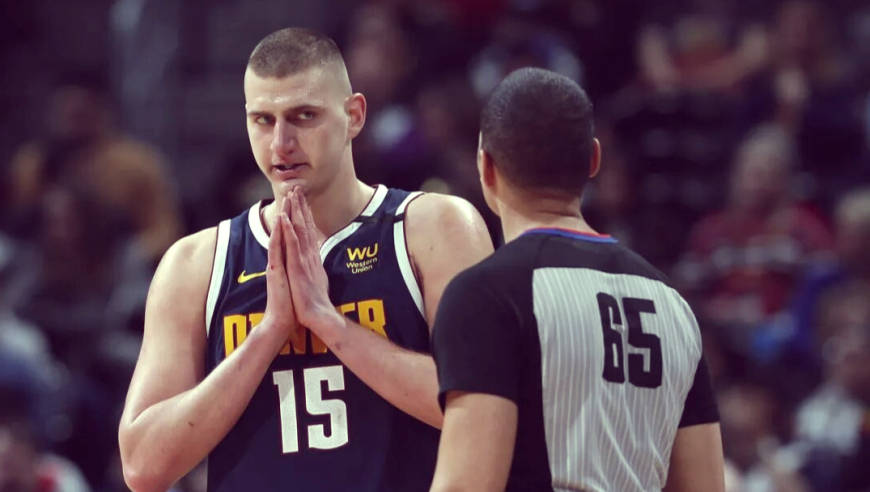 温柔的约基奇也这么暴力！追骂裁判+背后放倒莫里斯+大耳光怒扇大桥