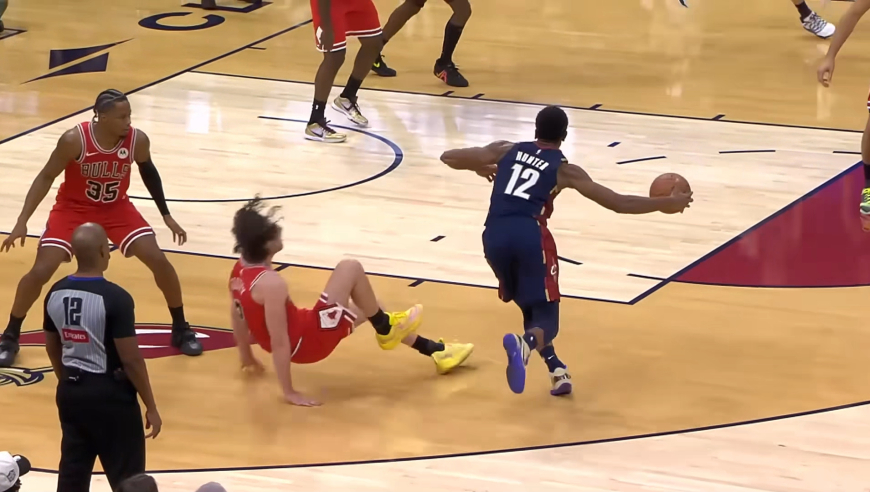 十佳球之首？亨特丝滑变向终结吉迪脚踝 并完成双手凶残隔扣