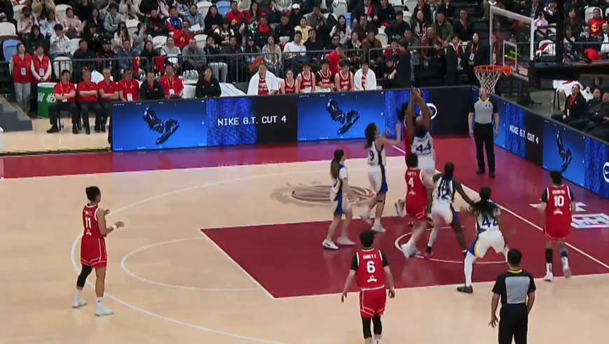 2米23张子宇遭遇三人包夹结果大家都够不到 女姚明举过头顶轻松得分