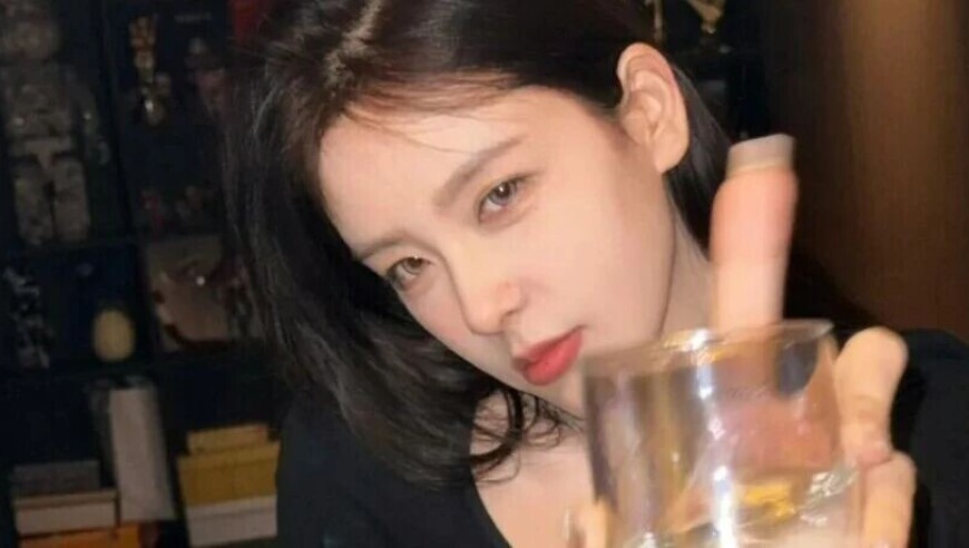 LPL女解说Rita回乡被催婚，入乡随俗裹着棉袄也遮不住好身材，引发网友热议！