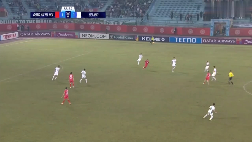 打起来了！慢镜还原北京国安河内公安大规模冲突，现场一片混乱