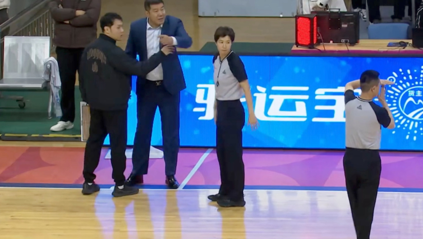 场面一度失控！山东女篮主帅不满裁判改判暴怒 持续输出吃技术犯规