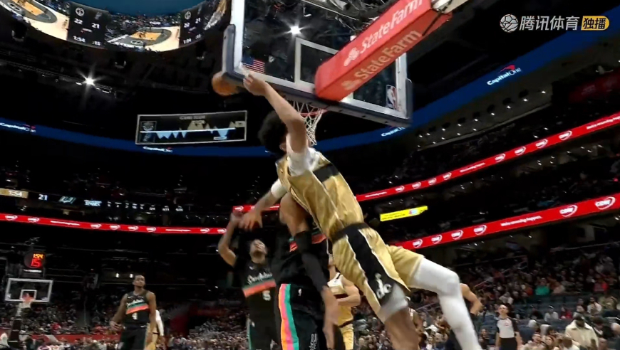 两高！文班亚马追帽莱利被吹犯规 后者弹跳高度让自己手肘触碰篮板