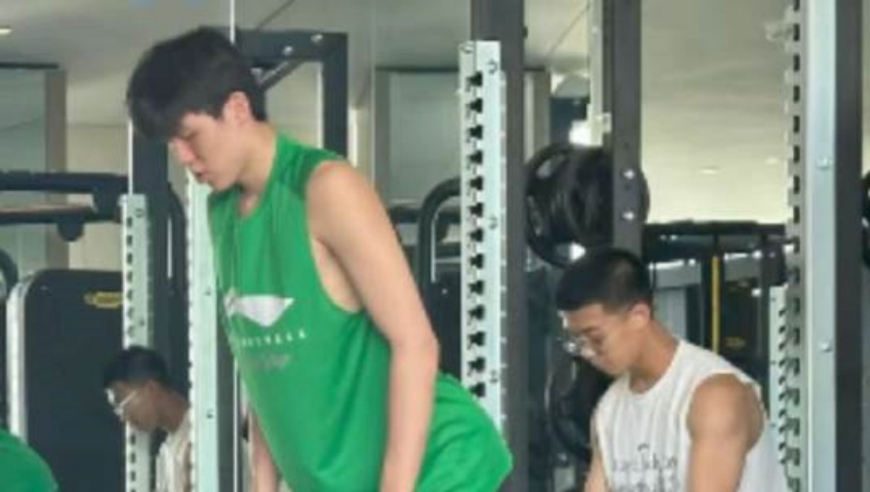 杨瀚森开拓者发布会他帮了大忙！小杨的随行翻译因高情商被夸赞