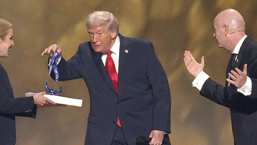 特朗普获颁国际足联和平奖，现场直接戴上