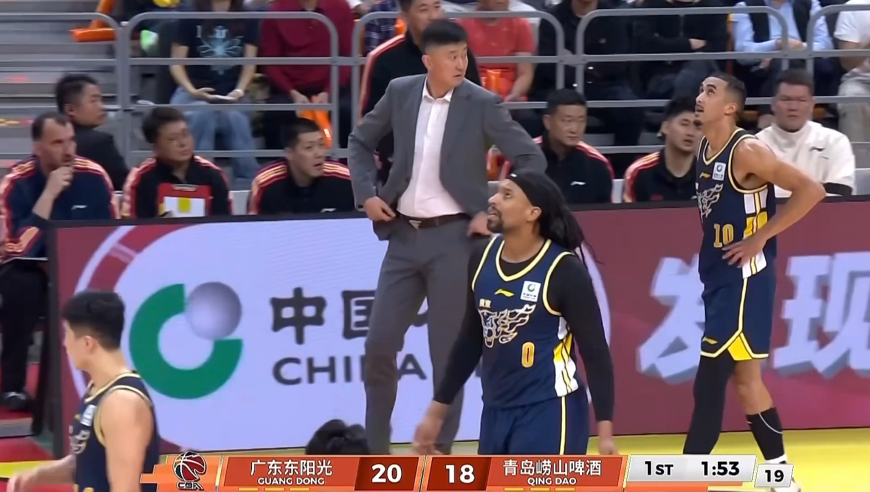 依旧经典暴怒！杜锋场边不满判罚与裁判交涉 另外一名裁判直接吹T