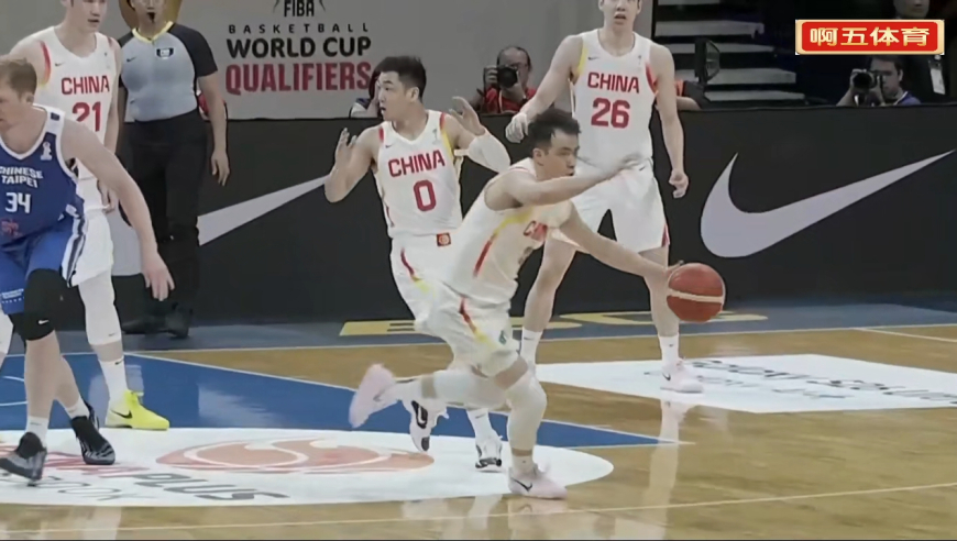 中国男篮VS中国台北第3节，廖三宁突破上篮压哨命中，吹响反击的号角