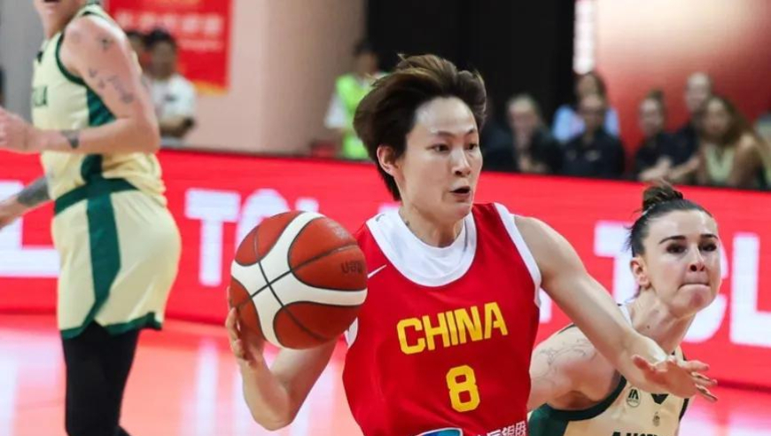 尴尬一幕！女篮老将完成抢断后，该上篮但选择运球摔倒，险成罪人