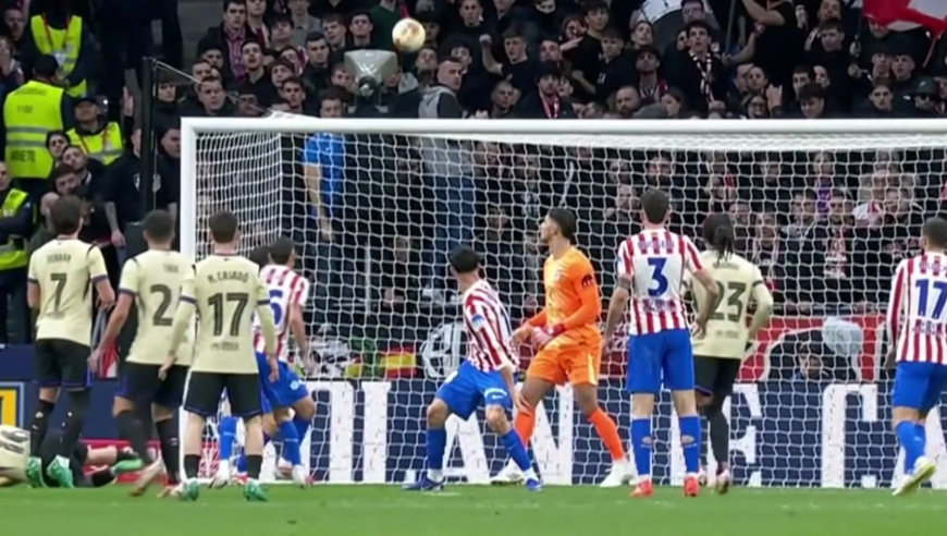 亚马尔呆立！西蒙尼场边疯跑狂喜庆祝，慢镜看马竞半场进巴萨四球