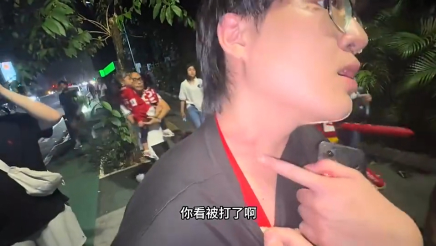 国足球迷在场外被印尼球迷打了