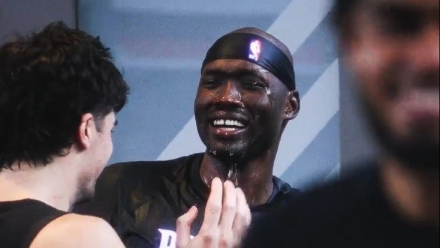 开拓者掀翻雷霆后为里斯泼水庆祝！后者鼓励杨瀚森：他每天都很努力