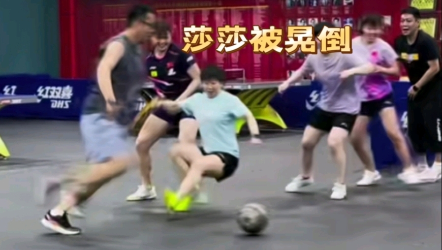 人气火爆！孙颖莎更新短视频，一小时超30万赞，踢足球摔跤太搞笑