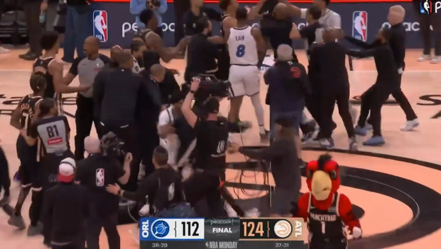 这什么情况？魔术老鹰比赛结束后竟然打起来了 教练球迷一脸懵