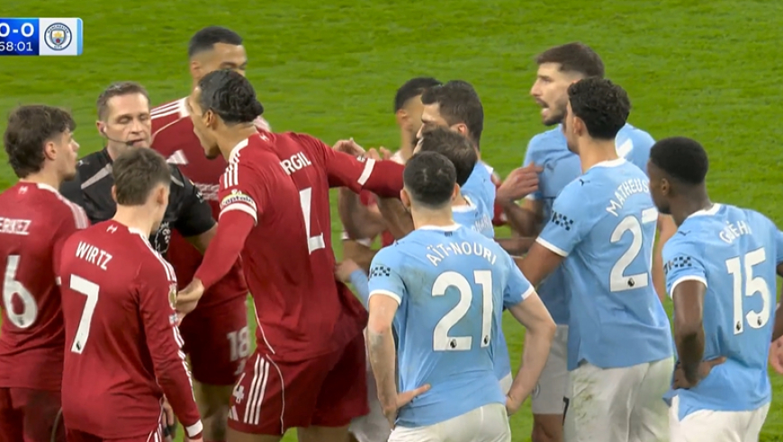 一战三次争议判罚！萨拉赫被拉倒无点，利物浦球员集体暴怒