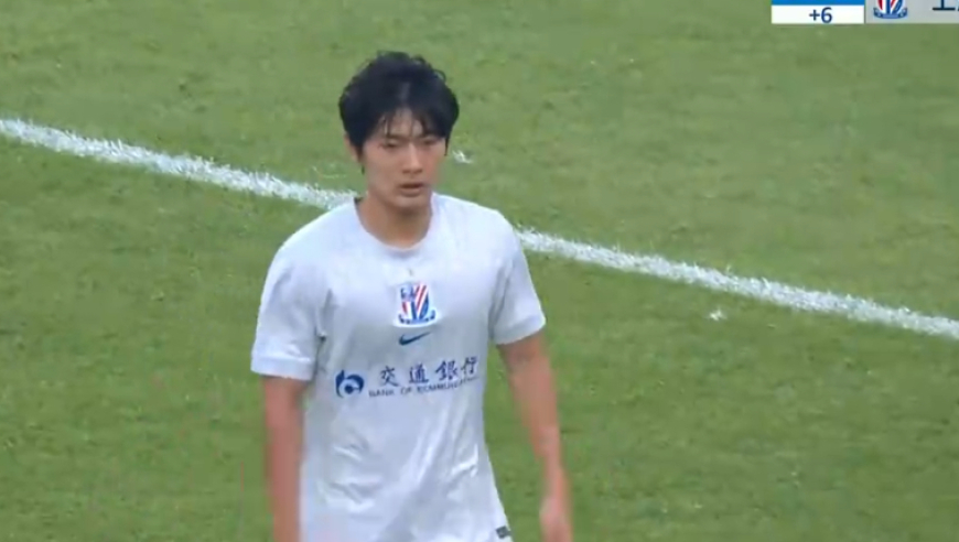 中超巨大争议！杨皓宇染红离场，媒体人集体开炮：主裁莫名其妙