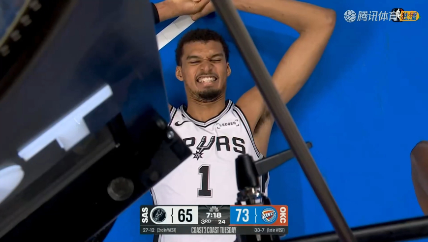 这动作！亚历山大肘击文班裆部并与文班撞膝 文班捂着膝盖下场