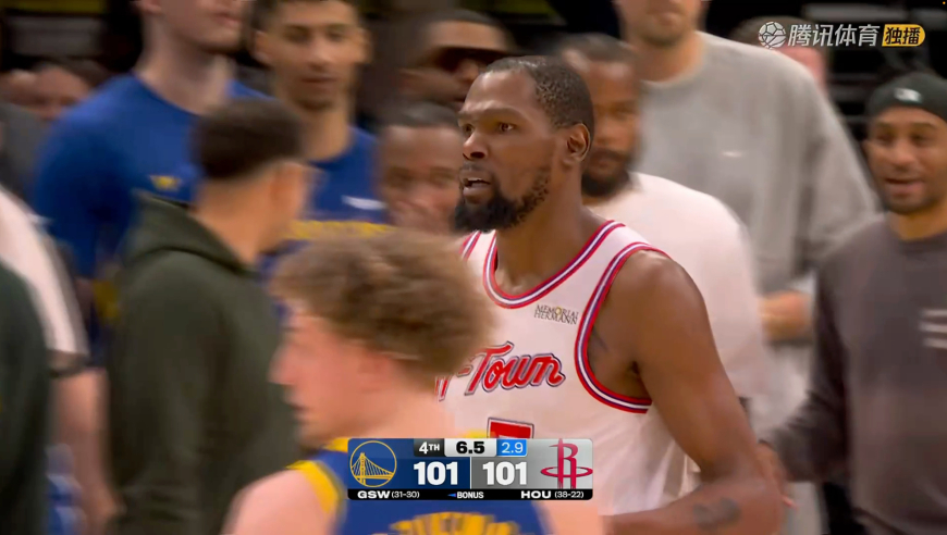 最大争议！杜兰特关键时刻盖帽犯规 慢镜显示两人击掌火箭挑战后改判