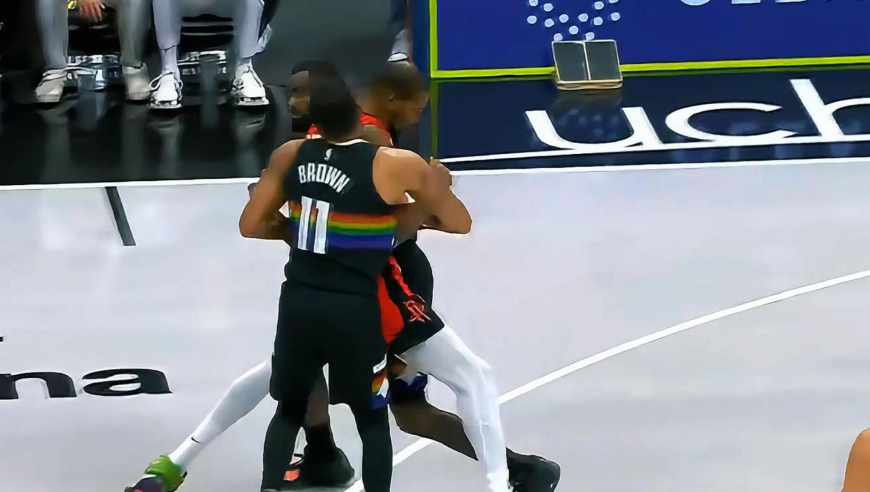 动作越来越大！掘金双人包夹无球的杜兰特 双方激烈对抗堪比肉搏