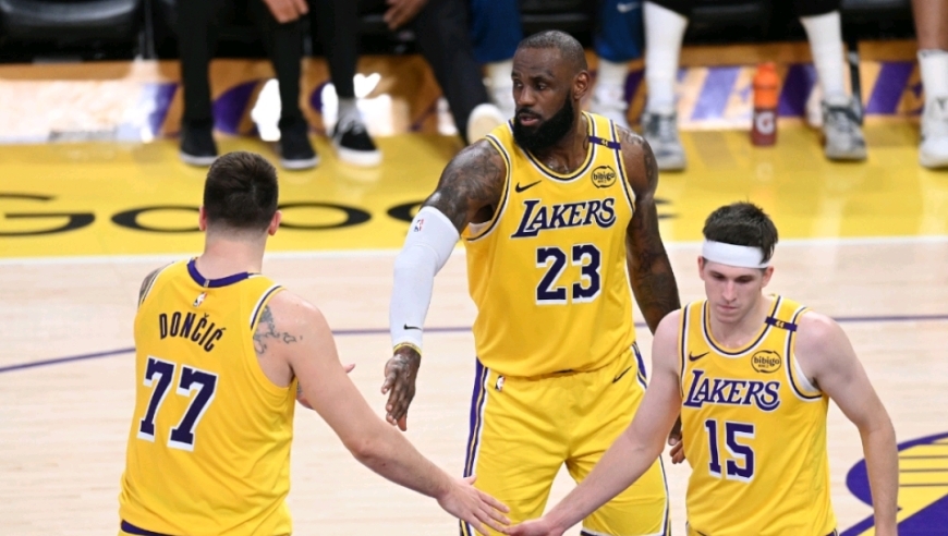 詹姆斯喜迎赛季首秀，湖人VS爵士，三巨头联手出战，41岁老汉复出