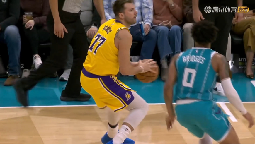 被看穿了！东契奇三分顶投小桥抢球还造犯规 随后又顶投被直接帽掉