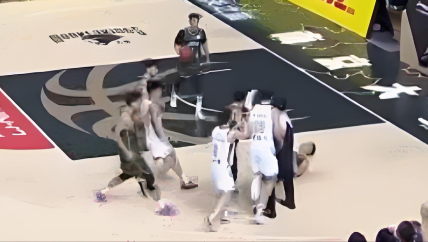 CBA离谱冲突！最后1秒分差33分还能打起来，劝架都被罚下 | 赛帧