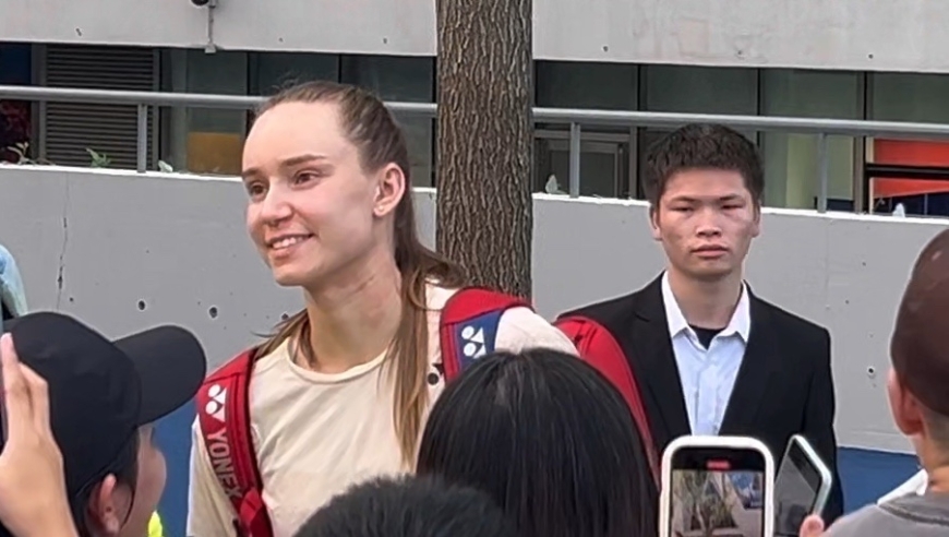 现场直击 | 莱巴金娜逐个给球迷签名，热情回应每个需求