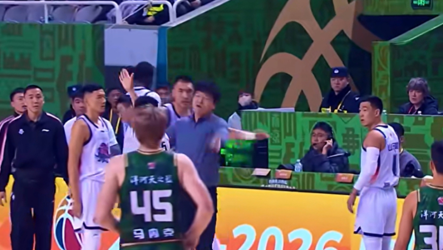 CBA惨烈的比赛！同一队2人被驱逐出场，4人被罚掉
