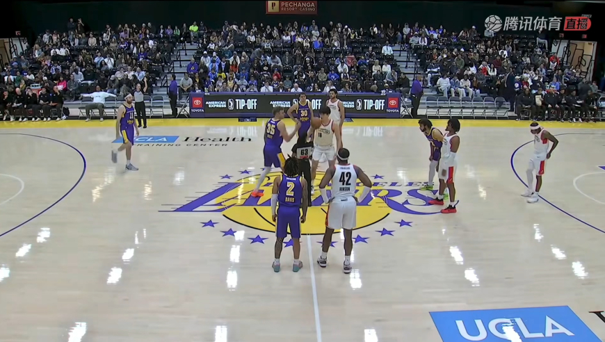 杨瀚森开场就抢进攻篮板+妙传 持球强攻惨遭对手血帽