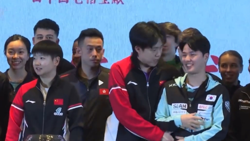 放大镜看孙颖莎王楚钦！一起傻乐，小动作不断，两人画作被揭秘