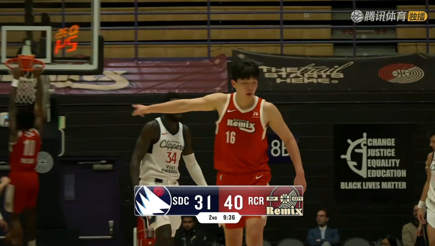 惊呆全场！杨瀚森攻防发威单手妙传助暴扣 替补席队友直接起立欢呼