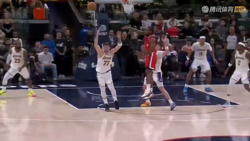 这太好看！东契奇2+1 桑德斯随后霸王劈扣 海斯也回应凶残补扣