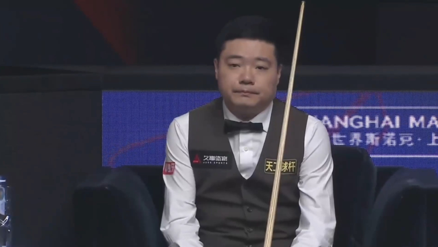 这杆逆转略显硬核！丁俊晖粉球四库走黑球，69-59翻盘张安达